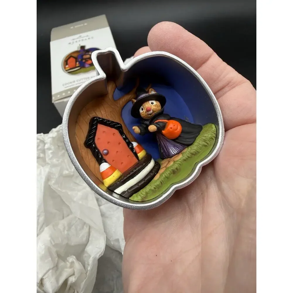 Hallmark “Cookie Cutter Halloween” Mouse Witch in Pumpkin Cookie New! -44D